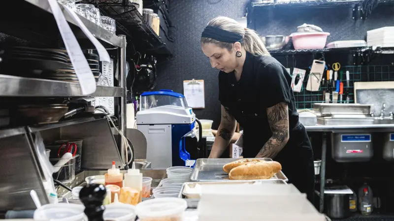 Por qué algunos restaurantes de EE.UU. están prohibiendo las propinas