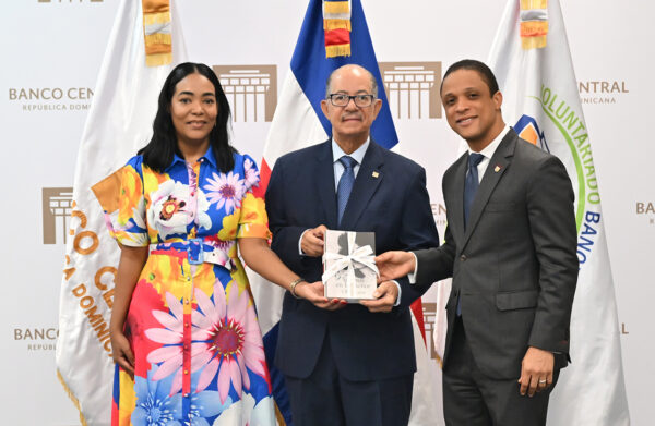Banco Central dona 21 obras literarias a la Biblioteca Abigaíl Mejía
