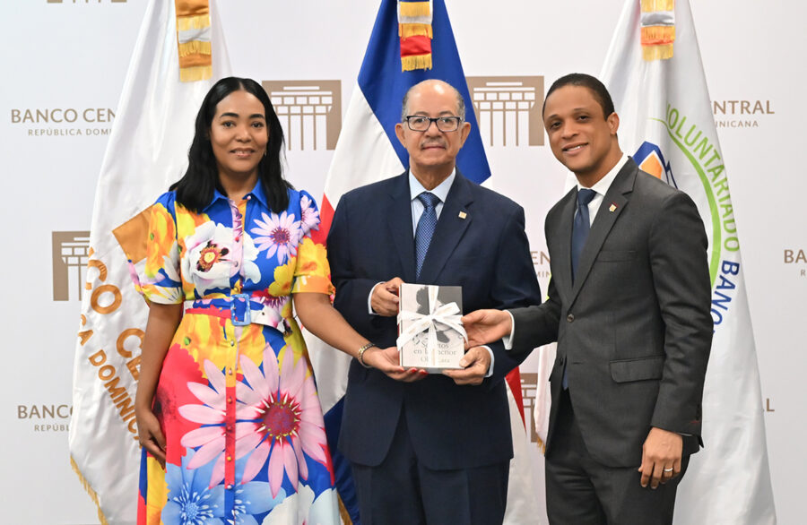 Banco Central dona 21 obras literarias a la Biblioteca Abigaíl Mejía