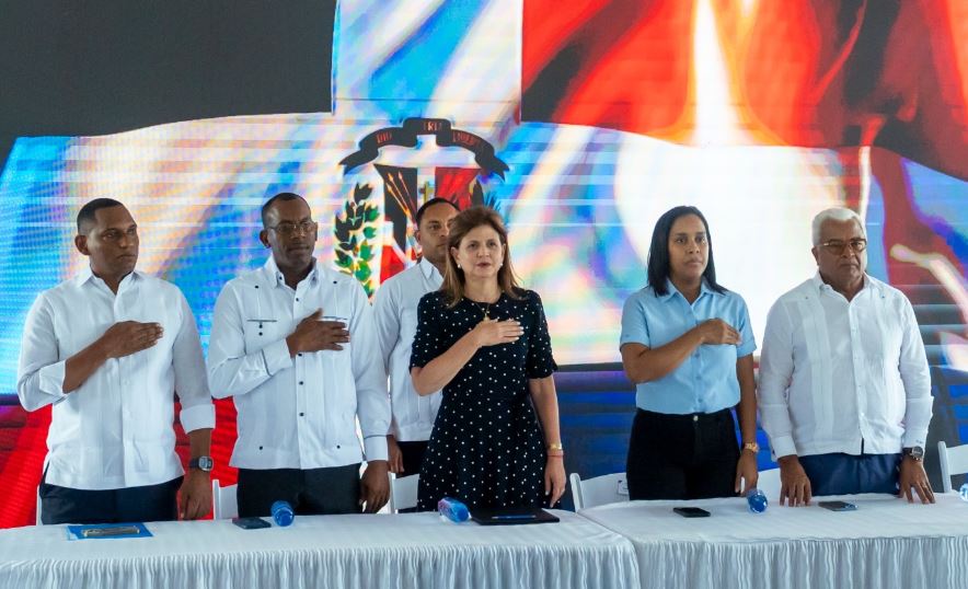 Gobierno entrega 165 títulos de propiedad a familias productoras de Galván, Bahoruco
