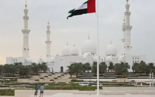 Los Emiratos Árabes suspende relaciones con el régimen iraní.