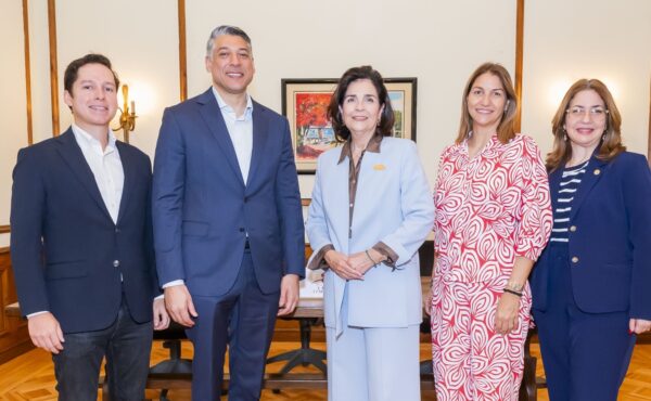 Directivos de las tres entidades que firmaron el acuerdo.