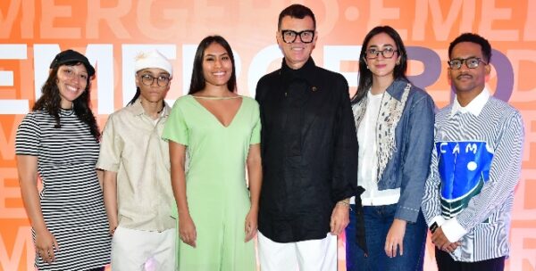 Karla Ramírez, Georgie de Mata, Leibrigui Urimare, Yenny Vásquez y Erick Lemos, finalistas de EmergeRD, junto a Sócrates McKinney.