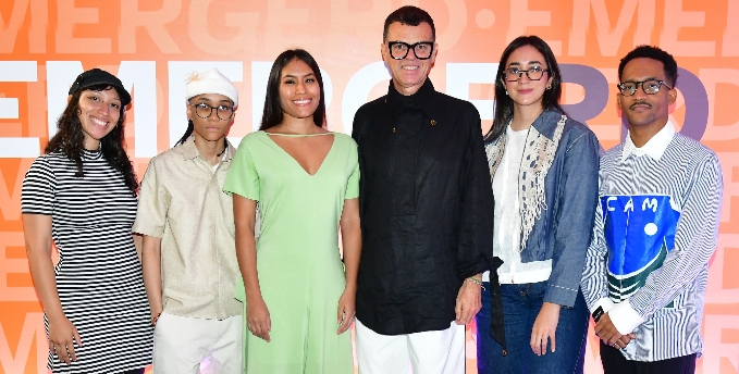 Karla Ramírez, Georgie de Mata, Leibrigui Urimare, Yenny Vásquez y Erick Lemos, finalistas de EmergeRD, junto a Sócrates McKinney.
