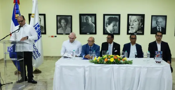 Néstor Cerón, al centro, junto junto a personalidades de la vida nacional.