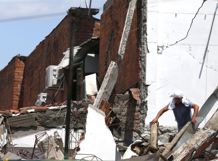 Voluntarios y familiares buscan allegados entre los escombros de edificios y viviendas.  AP
