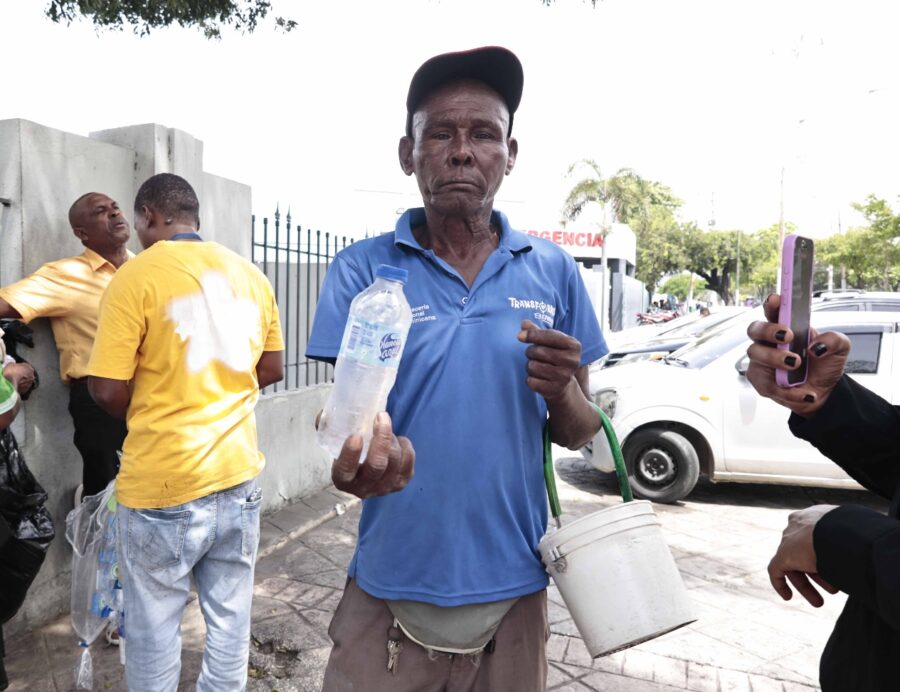Este adulto mayor trabaja   en la venta de agua en   inmediaciones de un hospital.  Arlenis Castillo