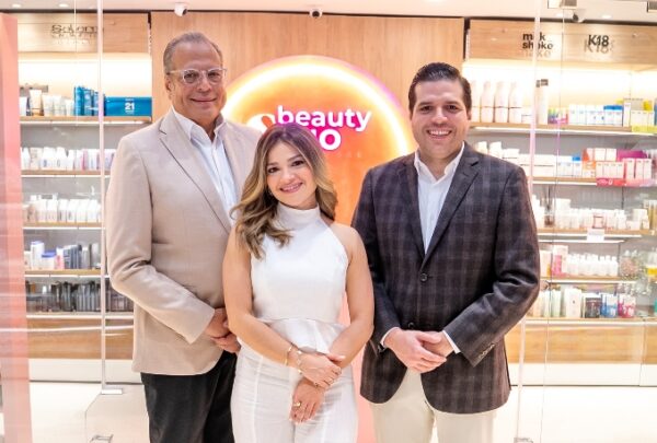 Leopoldo Reyes, Claudine Reyes y Leopoldo Reyes Báez.