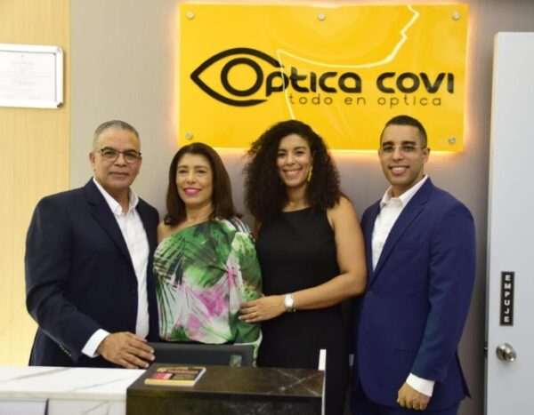 Arnaldo Brito, Ana Rosa Crisóstomo, Sintia Brito y Arnold Brito.
