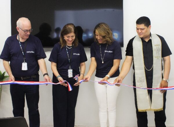 Luis Taveras, Aida Taveras, Heather Contreras y el párroco Enrique Rodríguez.