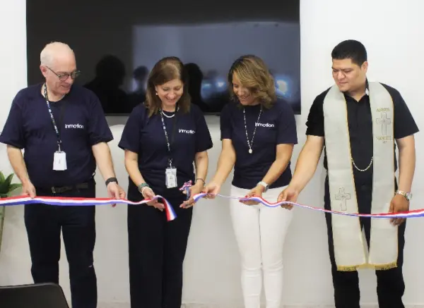 Luis Taveras, Aida Taveras, Heather Contreras y el párroco Enrique Rodríguez.