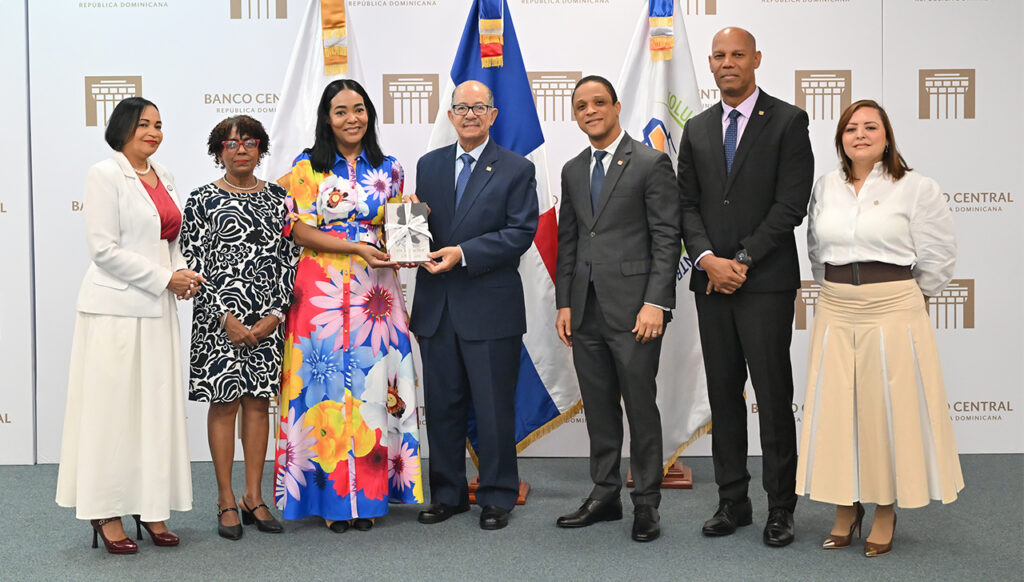 Banco Central dona 21 obras literarias a la Biblioteca Abigaíl Mejía