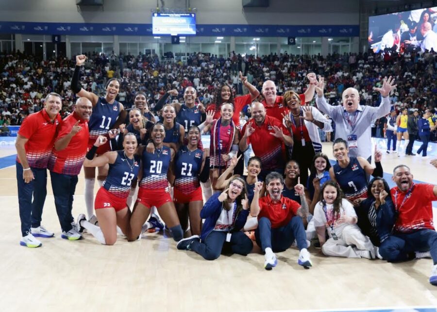 Integrantes de las Reinas del Caribe festejan el título  en los Juegos Santo Domingo 22026