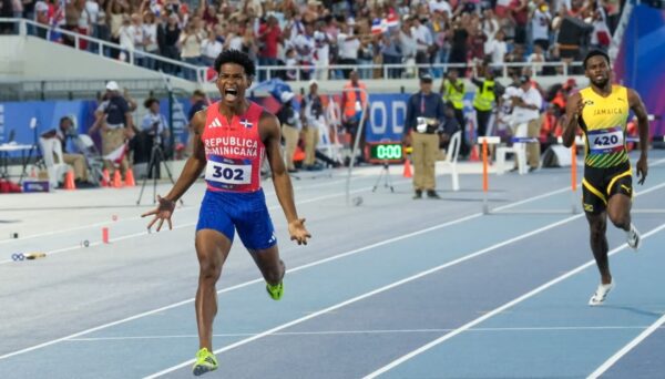 Yeral Núñez reacciona emocionado luego de cruzar la meta durante la competencia  400 metros con valla.  fuente externa