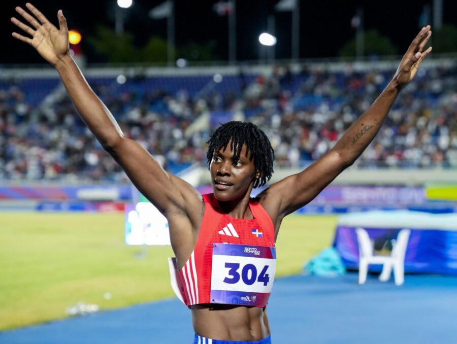 Marileidy Pulino  reina del atletismo dominicano, saluda al público que asistió al Félix Sánchez a verle ganar el oro.  externa