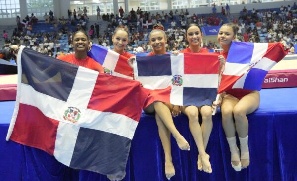 Integrantes de la selección de gimnasia artística que ganó medalla de bronce por equipo