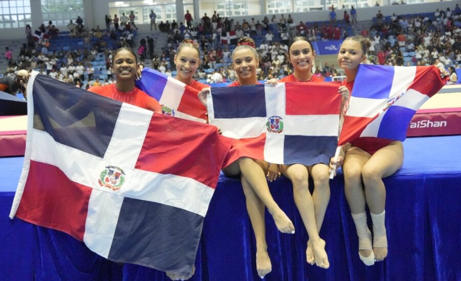 Integrantes de la selección de gimnasia artística que ganó medalla de bronce por equipo