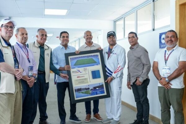 Kelvin Cruz y José P. Monegro entregan cuadro a Félix Sánchez