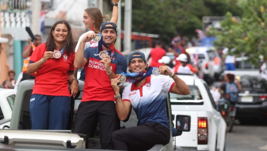 Atletas dominicanos muestran orgullosos sus medallas conquistadas en los Juegos Centroamericanos 2026.  Duany Núñez