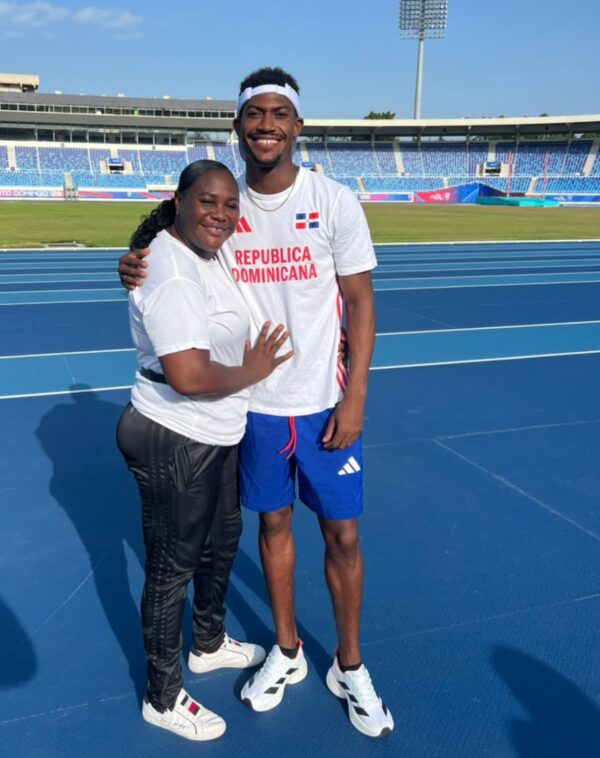 Christopher Melenciano junto a su madre  Marisol Reyes , durante el conversatorio con El Día