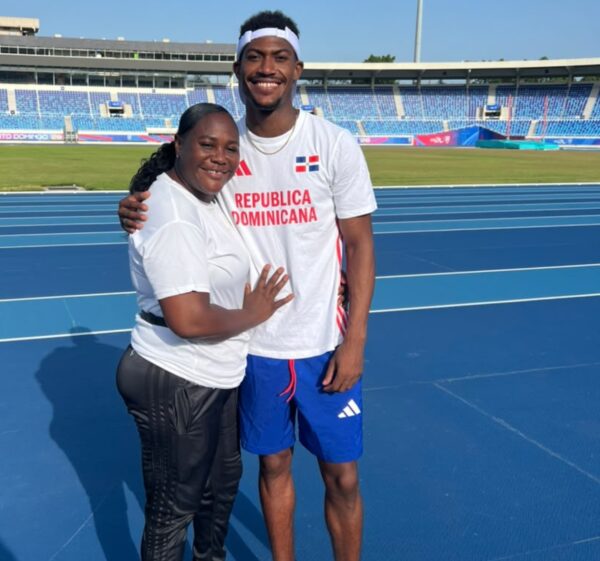 Christopher Melenciano junto a su madre  Marisol Reyes , durante el conversatorio con El Día