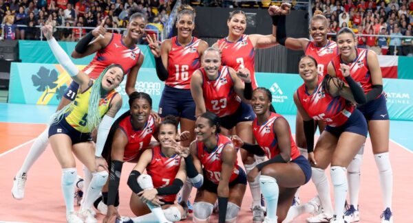 Las Reinas del Caribe,  selección dominicana de voleibol femenino,  cuyo dominio en la región le ha llevado a ganar siete coronas  del Caribe seguidas. Archivo