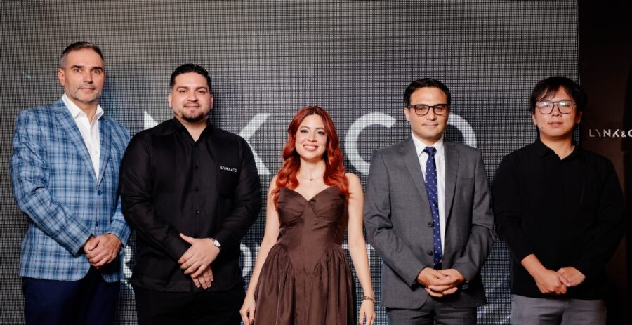 Alfredo Cabrero, Bryan Rasuk, Ashley Portes, Sebastien Proux y Phoenix.