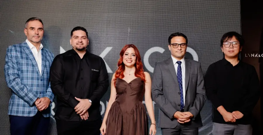 Alfredo Cabrero, Bryan Rasuk, Ashley Portes, Sebastien Proux y Phoenix.