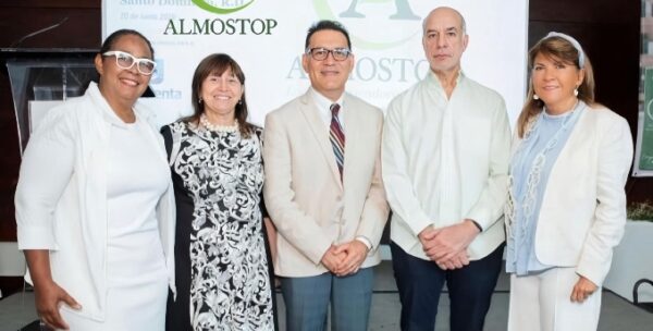 Representantes de la empresa en el lanzamiento.