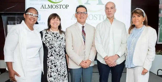Representantes de la empresa en el lanzamiento.