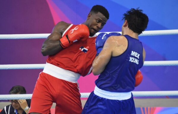 Cristian Pinales durante su pelea ante el  mexicano Emilio Molina.