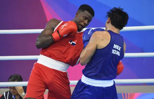 Cristian Pinales durante su pelea ante el  mexicano Emilio Molina.