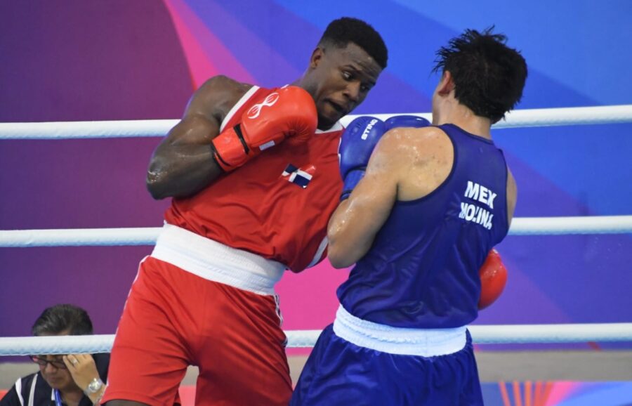 Cristian Pinales durante su pelea ante el  mexicano Emilio Molina.