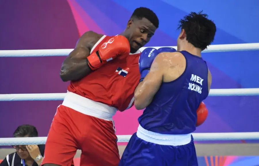 Cristian Pinales durante su pelea ante el  mexicano Emilio Molina.