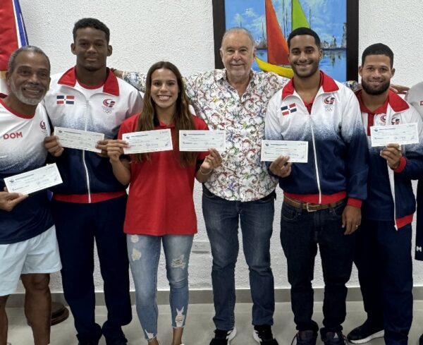 Radhamés Tavárez hace  entrega incentivos a los atletas