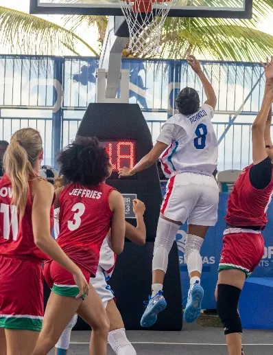 Acción del partido entre Dominicana y México.
