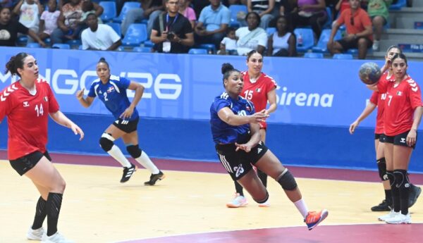 Acción del partido de balonmano entre Dominicana y México