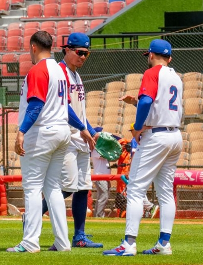 Jugadores de Puerto Rico se felicitan tras triunfo