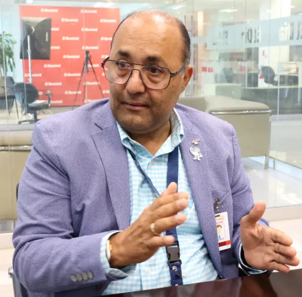 El  dominicano Charles Sánchez explica las innovaciones implementadas.  José Francisco.