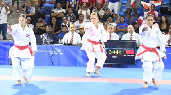 María Dimitrova (centro) junto a sus compañeras  Perla Peralta y  Carla Espejo, durante el oro  en kata por equipo  .