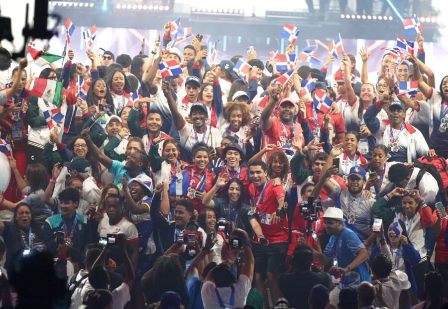 Atletas junto a voluntarios durante la clausura de los Juegos el pasado sábado.