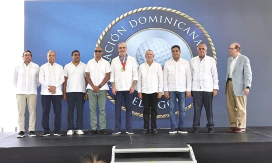 Directivos de la Federación de Golf y del Comité Organizador de los JCC 2026, reconocen al presidente Luis Abinader.