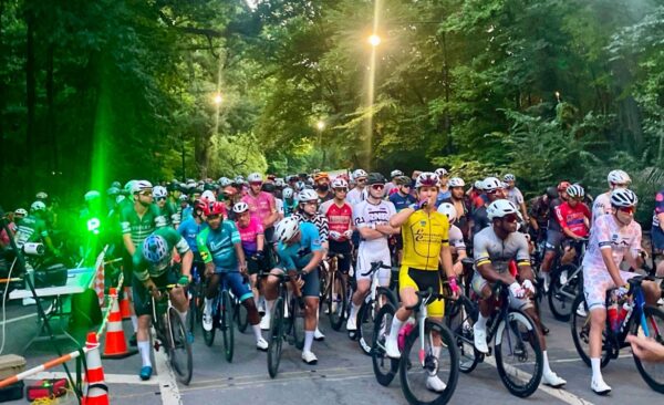 Grupo  pedalistas aguardan   tiro de salida para iniciar  competencia  ciclismo.  fuente externa