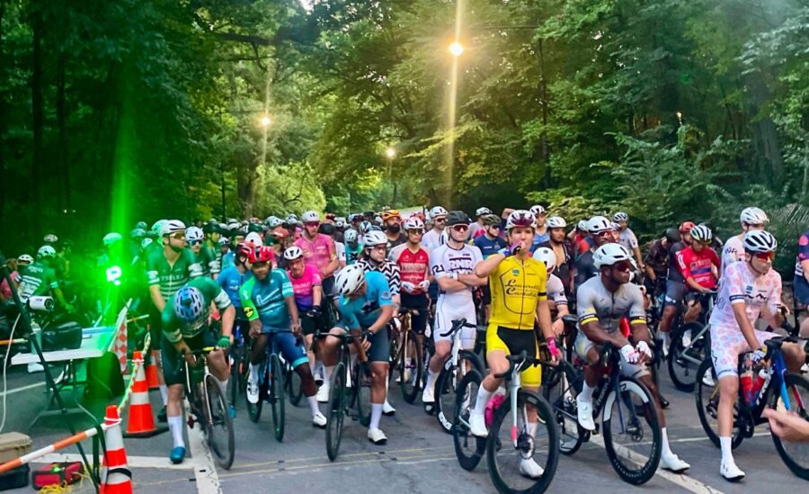 Grupo  pedalistas aguardan   tiro de salida para iniciar  competencia  ciclismo.  fuente externa