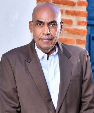 El narrador Radhamés González, electo en SPM.
