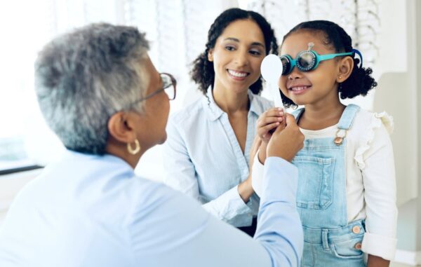 Los problemas visuales  pueden  dificultar  el proceso de aprendizaje de los niños y adolescentes en la escuela.