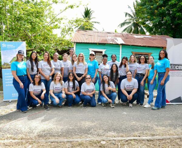 Los  voluntarios que reemplazan la vulnerabilidad en comunidades dominicanas.