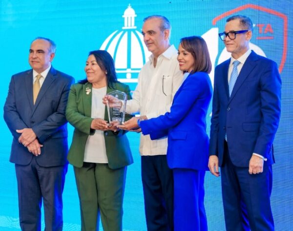 Celso Juan Marranzini, Luis Abinader y  Eddy Olivares entregan el reconocimiento.