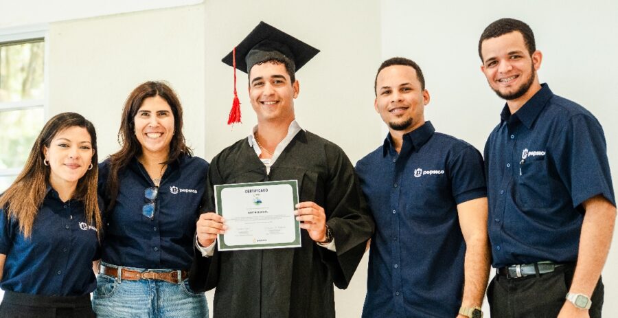 El equipo de la empresa  junto a uno de los graduandos.