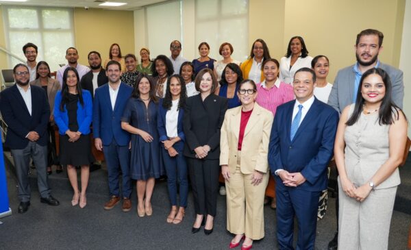 Ejecutivos del Banco Santa Cruz junto a los periodistas que culminaron el curso.